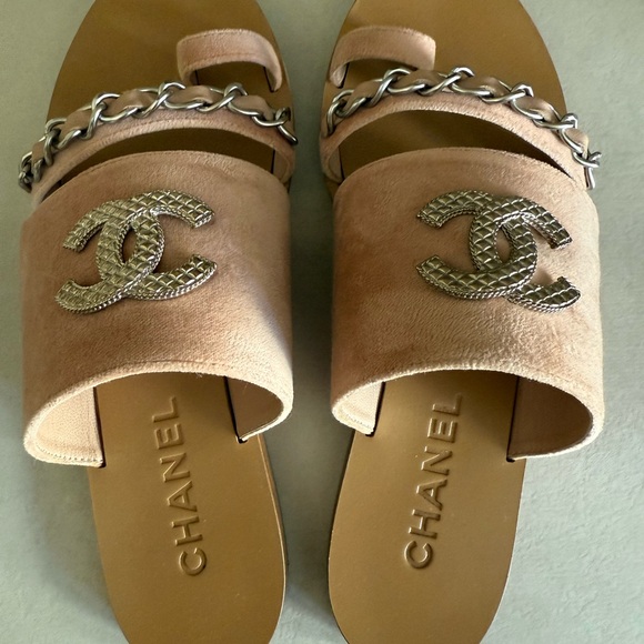 CHANEL Pink Velvet Slide Sandals with Chain and CC Logo - Picture 7 of 10